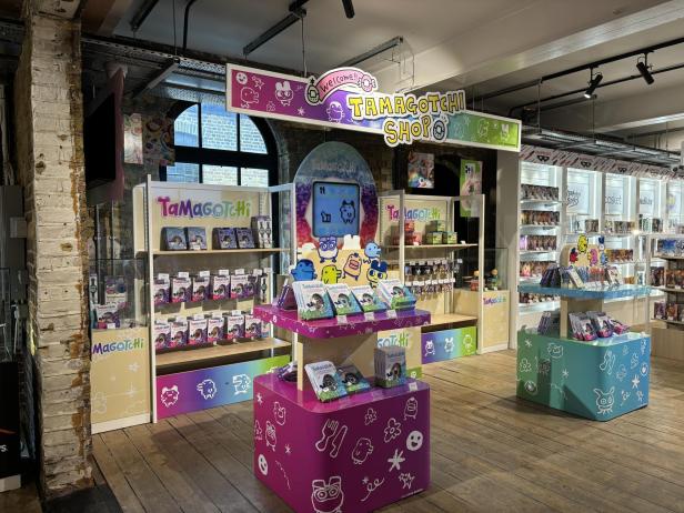 Ein Tamagotchi-Shop mit Regalen voller Tamagotchi-Spielzeuge und Accessoires.
