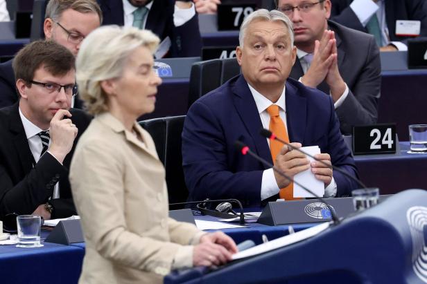 Viktor Orbán im EU-Parlament mit EU-Kommissionspräsidentin Ursula von der Leyen.