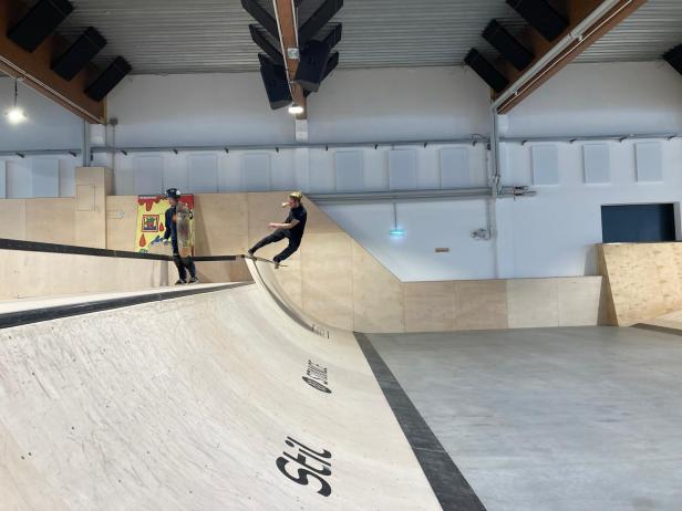 Neue überdachte Skatehalle in Wien-Floridsdorf eröffnet