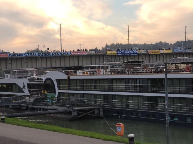 Offizielle Eröffnung der Donaubrücke in Linz von Protesten begleitet