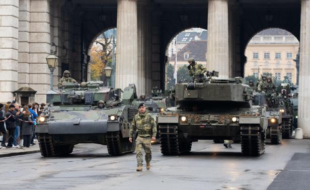 NATIONALFEIERTAG: ANKUNFT DER PANZER