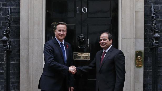 David Cameron und Abdel Fattah El-Sisi schütteln sich vor der Downing Street 10 die Hände.