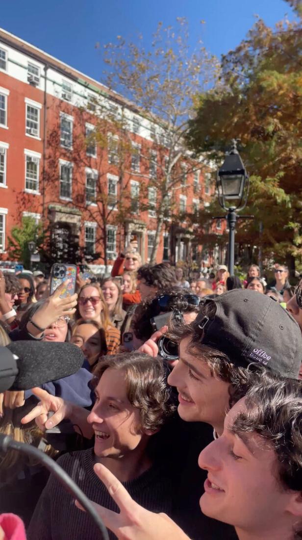 Chalamet (mit schwarzer Kappe) posiert mit Doppelgängern