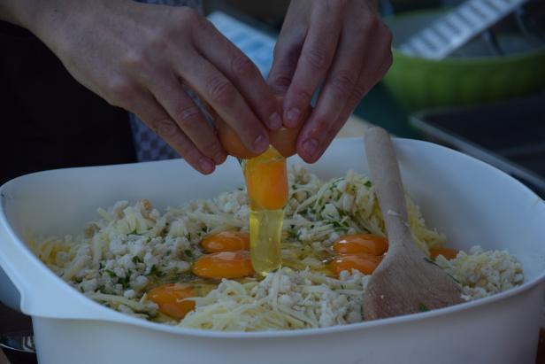 Rezept für Kaspressknödel: Eier zugeben.