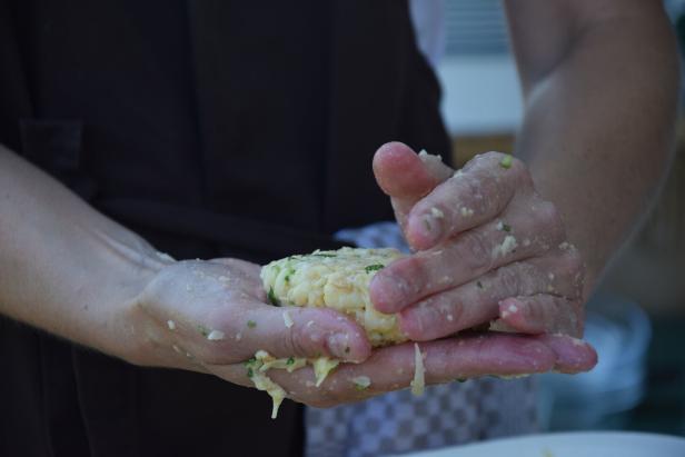 Rezept für Kaspressknödel: Die Knödel rund formen und vorsichtig flachpressen.
