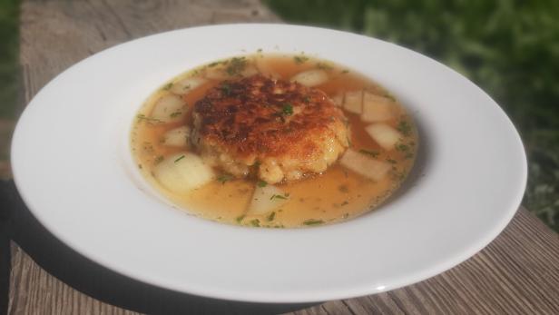 Rezept für Kaspressknödel: Mit kräftiger Rindssuppe servieren, die mit Zwiebel und Essig verfeinert wurde. Oder nach Belieben mit (Kraut-)Salat genießen.