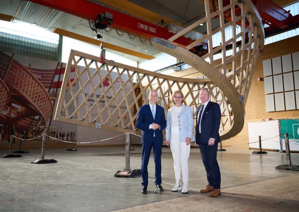 Pavillon mit hölzernem Notenband aus Niederösterreich bei der Expo 2025