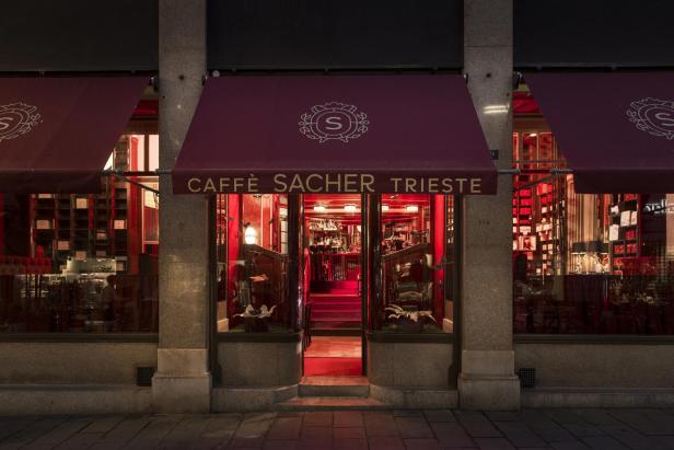 Markisen über dem Eingang zum Kaffeehaus in Triest.