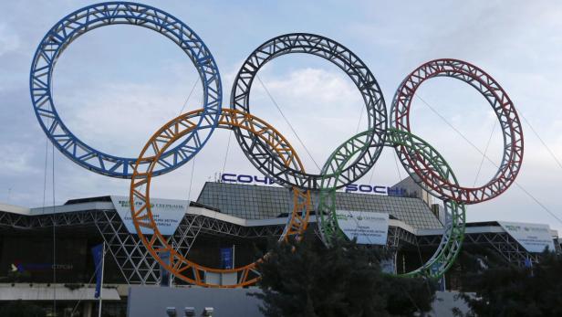 Die olympischen Ringe vor dem Bahnhof von Sotschi.