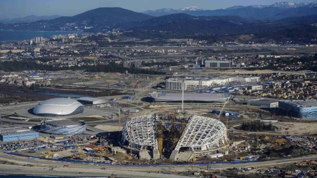 Luftaufnahme des Olympiaparks Sotschi mit Bergen im Hintergrund.