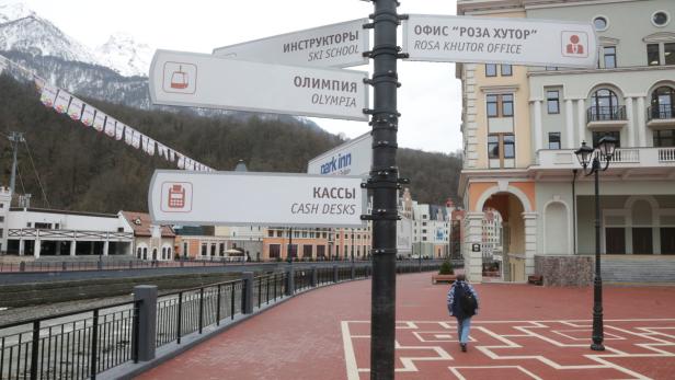 Ein Wegweiser im Skigebiet Rosa Khutor zeigt verschiedene Einrichtungen an.