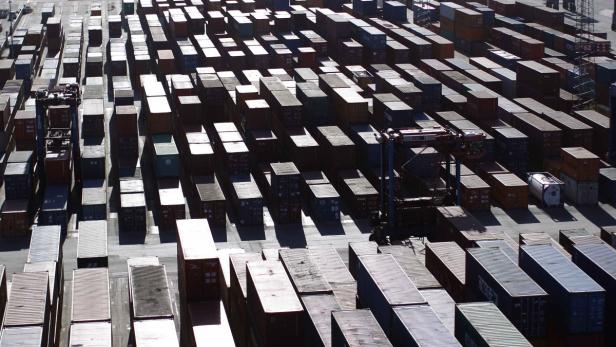 Ein Lagerplatz voller Versandcontainer unterschiedlicher Farben und Größen.