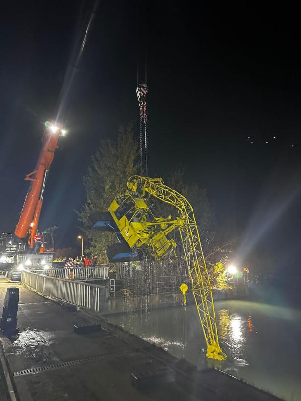 Bagger im Pongau in die Salzach gestürzt: 20 Meter aus dem Wasser gezogen