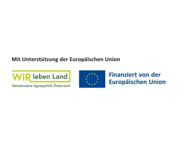 Weiße Fläche, auf der zwei Abzeichen abgebildet sind. Auf dem ersten steht "Wir leben Land. Gemeinsame Agrarpolitik Österreich". Auf dem zweiten "Finanziert von der Europäischen Union"