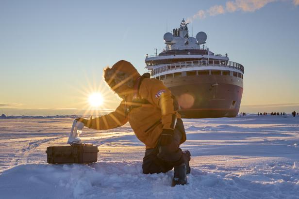 Polarforscher mit Messgerät am Nordpol der Unzugänglichkeit