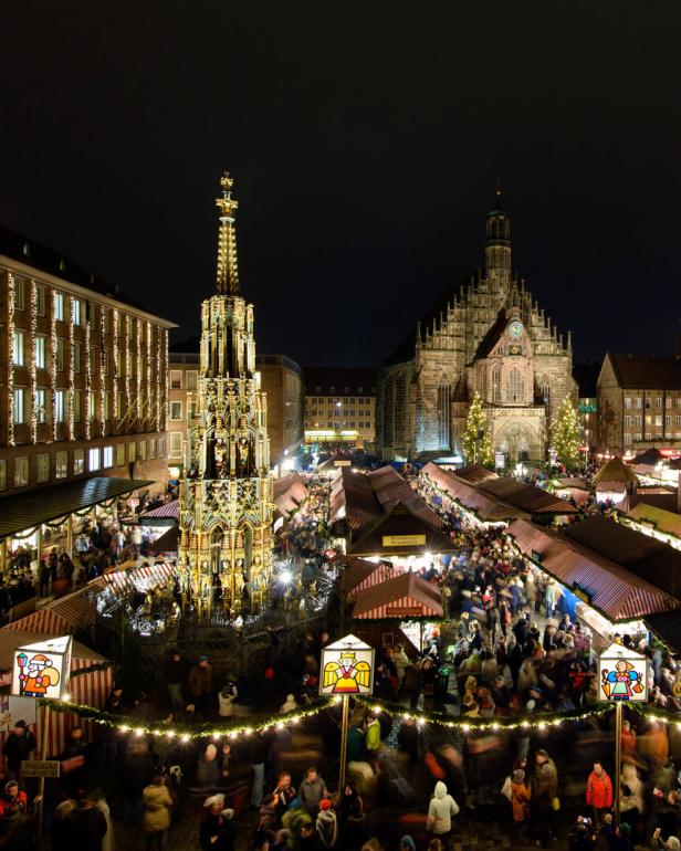 Blick auf den Nürnberger Christkindlesmarkt bei Nacht