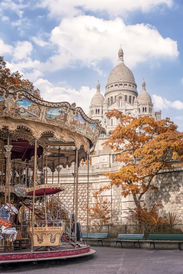 Ein Karussell vor der Basilika Sacré-Cœur in Paris.