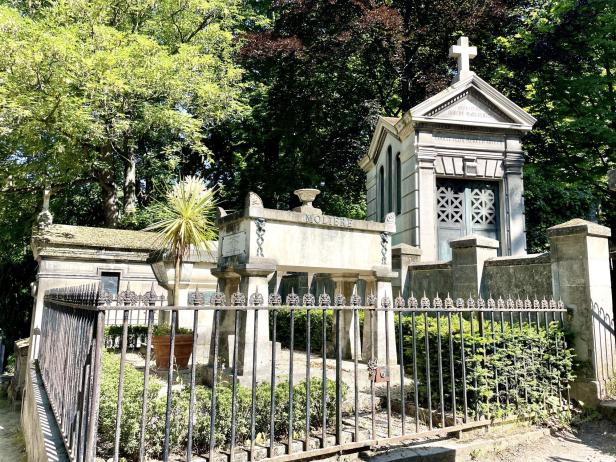 Ein Mausoleum auf dem Friedhof Père Lachaise in Paris.