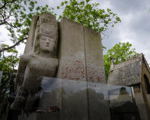 Das Grab von Oscar Wilde auf dem Friedhof Père Lachaise in Paris.