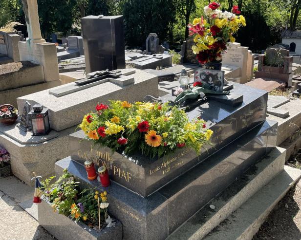 Das Grab von Edith Piaf auf dem Friedhof Père Lachaise in Paris.