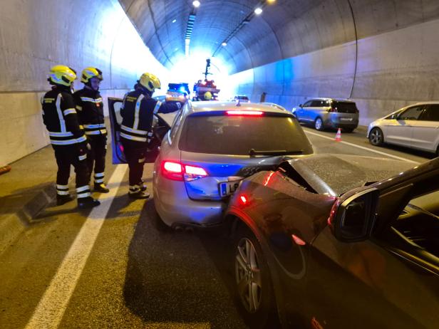 Massenkarambolage im Königsbergtunnel auf der A2 in NÖ