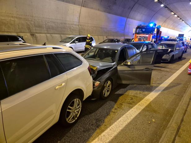 Massenkarambolage im Königsbergtunnel auf der A2 in NÖ