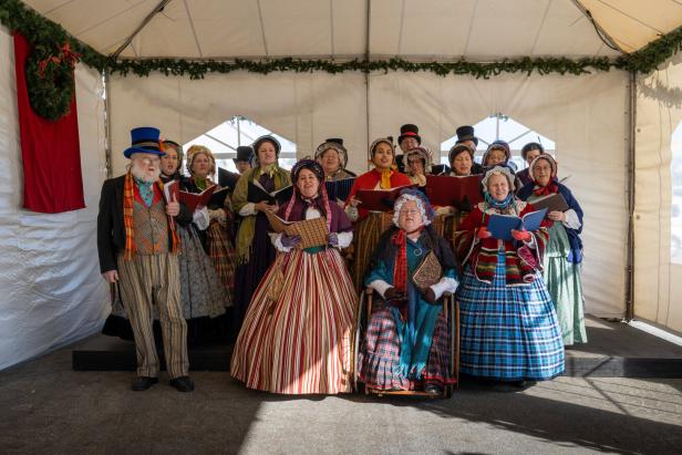 Menschen in viktorianischen Kostümen singen Weihnachtslieder auf der Dickens Fair in San Francisco.