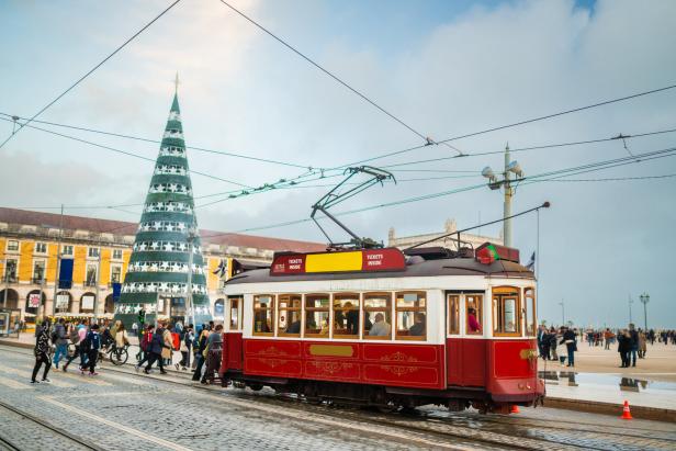 Straßenbahn und Weihnachtsbaum in Lissabon.
