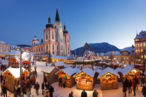 Der Weihnachtsmarkt in Stift Melk mit der Stiftskirche im Hintergrund.