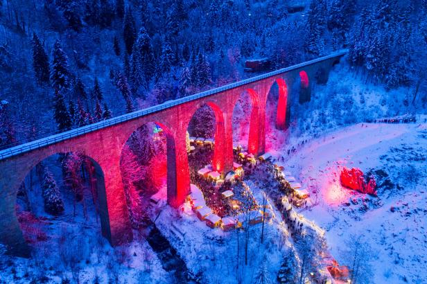 Ravennaschlucht im Schwarzwald mit Weihnachtsmarkt unter dem Eisenbahn-Viadukt.