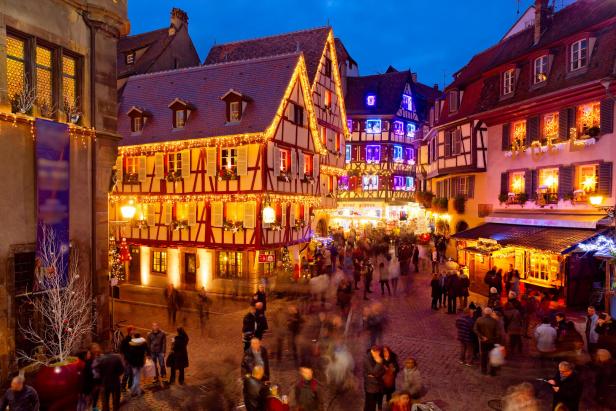 Weihnachtlich beleuchtete Fachwerkhäuser in Colmar im Elsass.