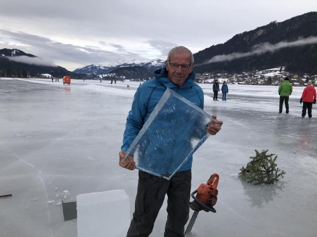 Weissensee Eismeister Jank hält einen dicken Eisblock in den Händen