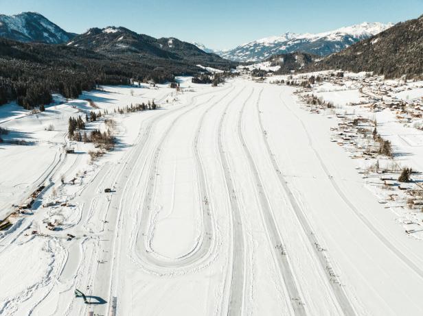 Dutzende Kilometer Eisbahnen werden vom Schnee befreit und führen in breiten Schlangenlinien über den gefrorenen See