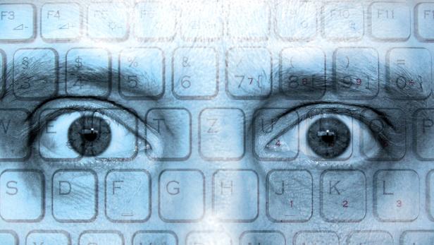 Das Gesicht einer Person ist mit einer Computertastatur überlagert.