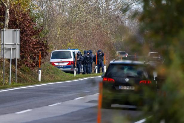 ZWEI MENSCHEN IM MÜHLVIERTEL GETÖTET: FLUCHTAUTO GEFUNDEN