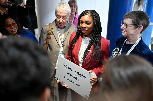 Wie eine Frau Großbritanniens Konservative von rechts wieder in Führung bringen will