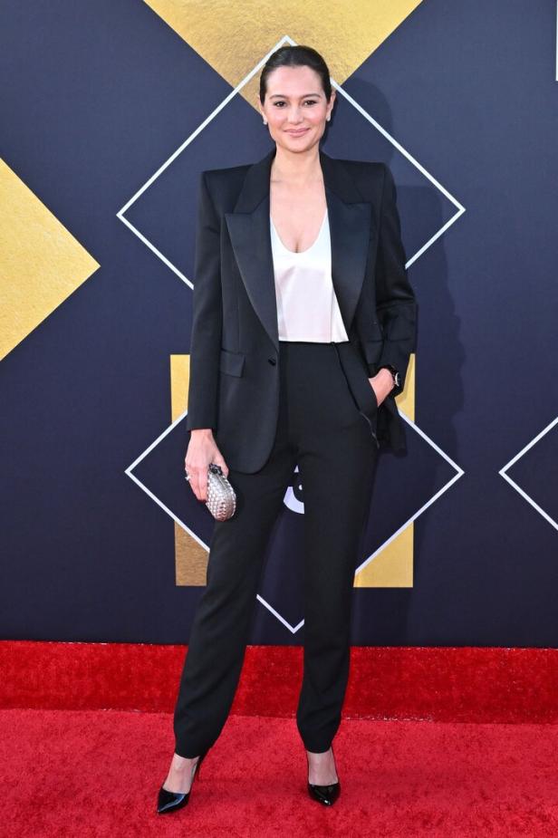 Emma Heming Willis Emma Heming Willis auf dem roten Teppich. Sie trägt einen schwarzen Anzug und lächelt.