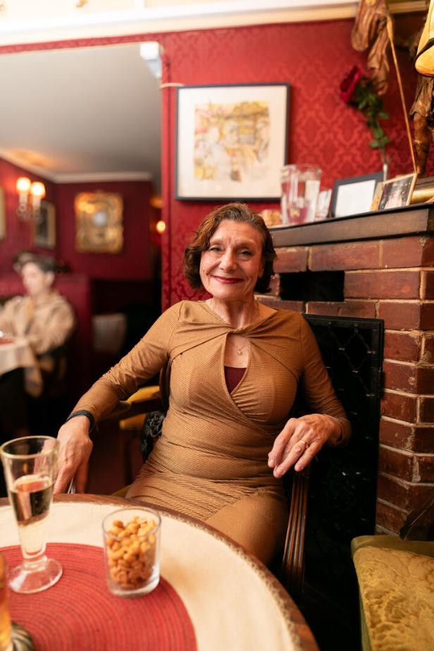 Eine Frau sitzt an einem Tisch in einem Restaurant.