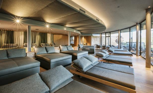Ein Ruheraum mit Liegen und Sofas in einem Wellnessbereich.