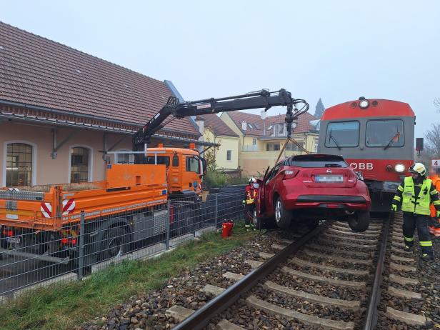 Pkw-Lenkerin bei Kollision mit Zug auf Bahnkreuzung verletzt