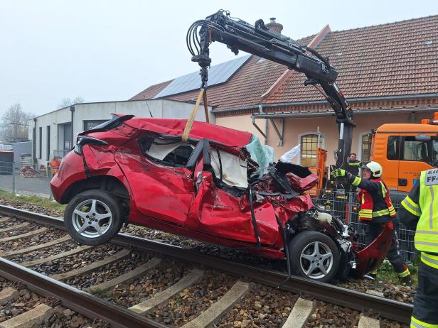 Pkw-Lenkerin bei Kollision mit Zug auf Bahnkreuzung verletzt