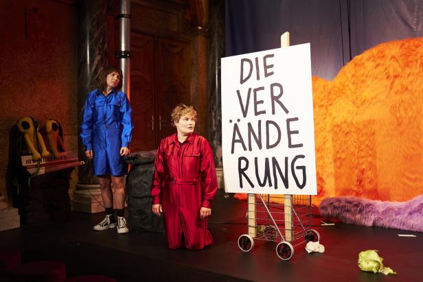 "Tragic Magic Today" im Burgtheater-Vestibül: Alien-Konzert für Kinder