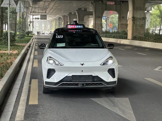 Im Robotaxi durch Wuhan: Die KI wird mit jeder Fahrt schlauer