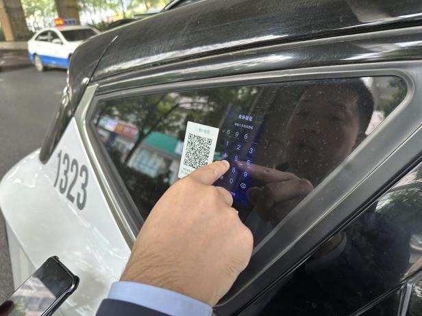 Im Robotaxi durch Wuhan: Die KI wird mit jeder Fahrt schlauer