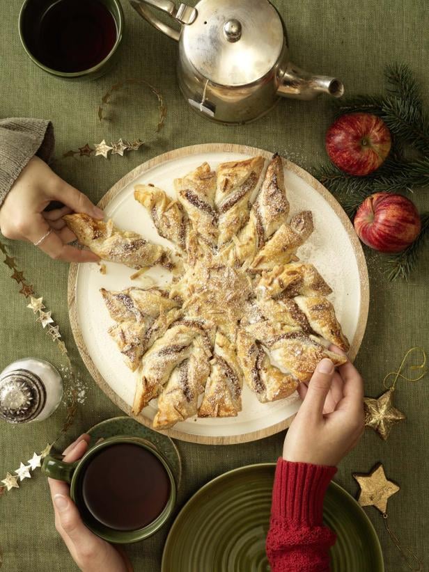 Ein Teller mit einem köstlichen Gebäck, das frisch gebacken und verführerisch angerichtet ist.