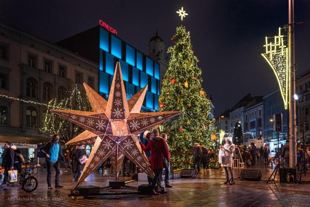 Ein Weihnachtsmarkt mit einem großen Weihnachtsbaum und einem beleuchteten Stern in Brünn.