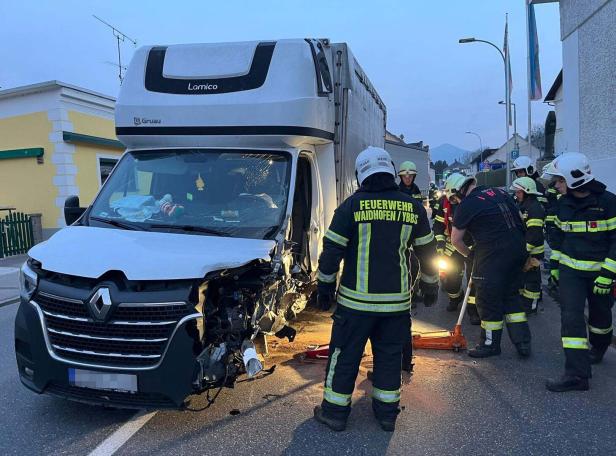 NÖ: Schwerer Crash mit zwei Verletzten legte ganze Stadt lahm