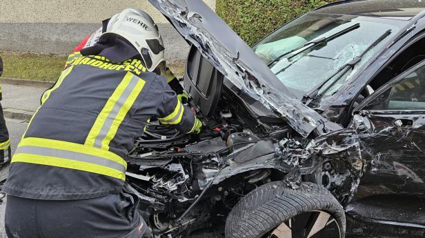 NÖ: Schwerer Crash mit zwei Verletzten legte ganze Stadt lahm