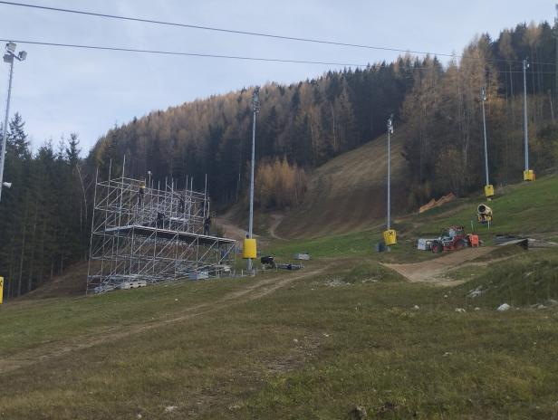 Rennpiste umgebaut: Bagger sichern Weltcup-Spektakel im Dezember