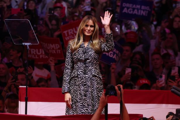 Melania Trump winkt einer Menschenmenge bei einer Veranstaltung zu.